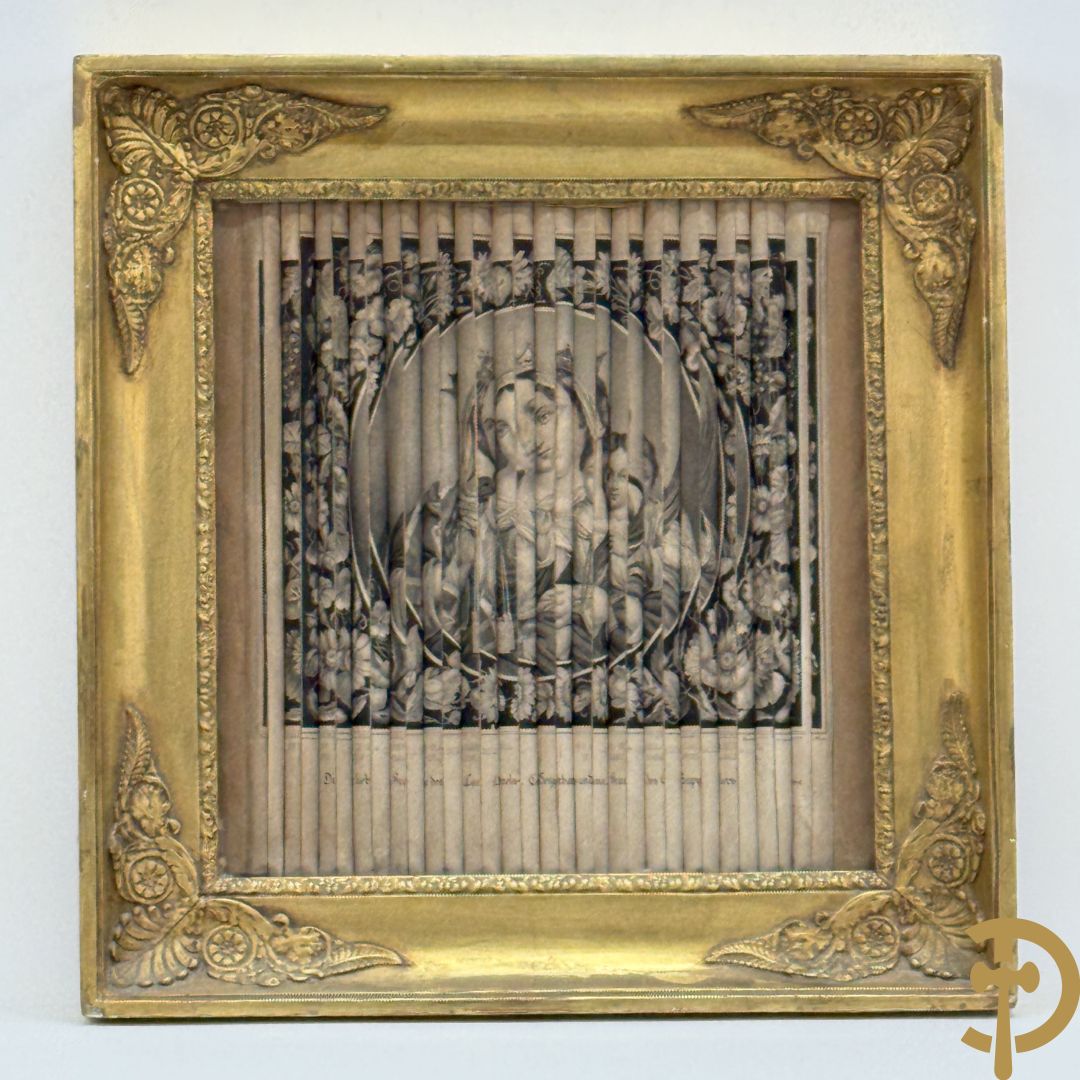 Vergulde Charles X kader met religieuse gravure in prisma gesneden met links en rechts ander zicht