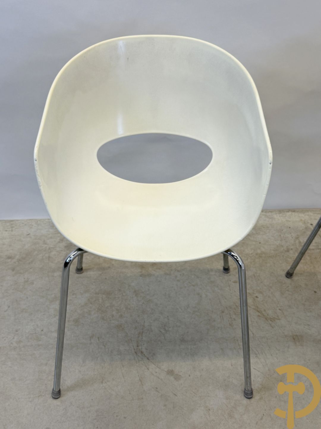 Twee witte vintage stoelen op chromé onderstel, Sintesi Orbit Large ontworpen door Cantarutti