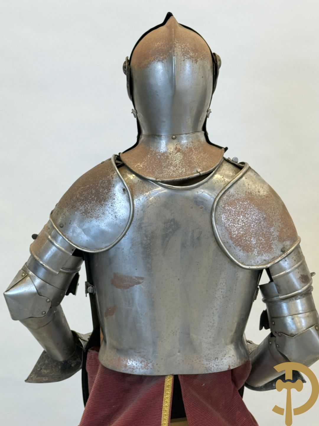 Paar ijzeren decoratieve harnassen ridderuitrusting met geciseleerde motieven op de elementen, met zwaard en ridderhelm - op statief - vermoedelijk Spaans 1930-1940