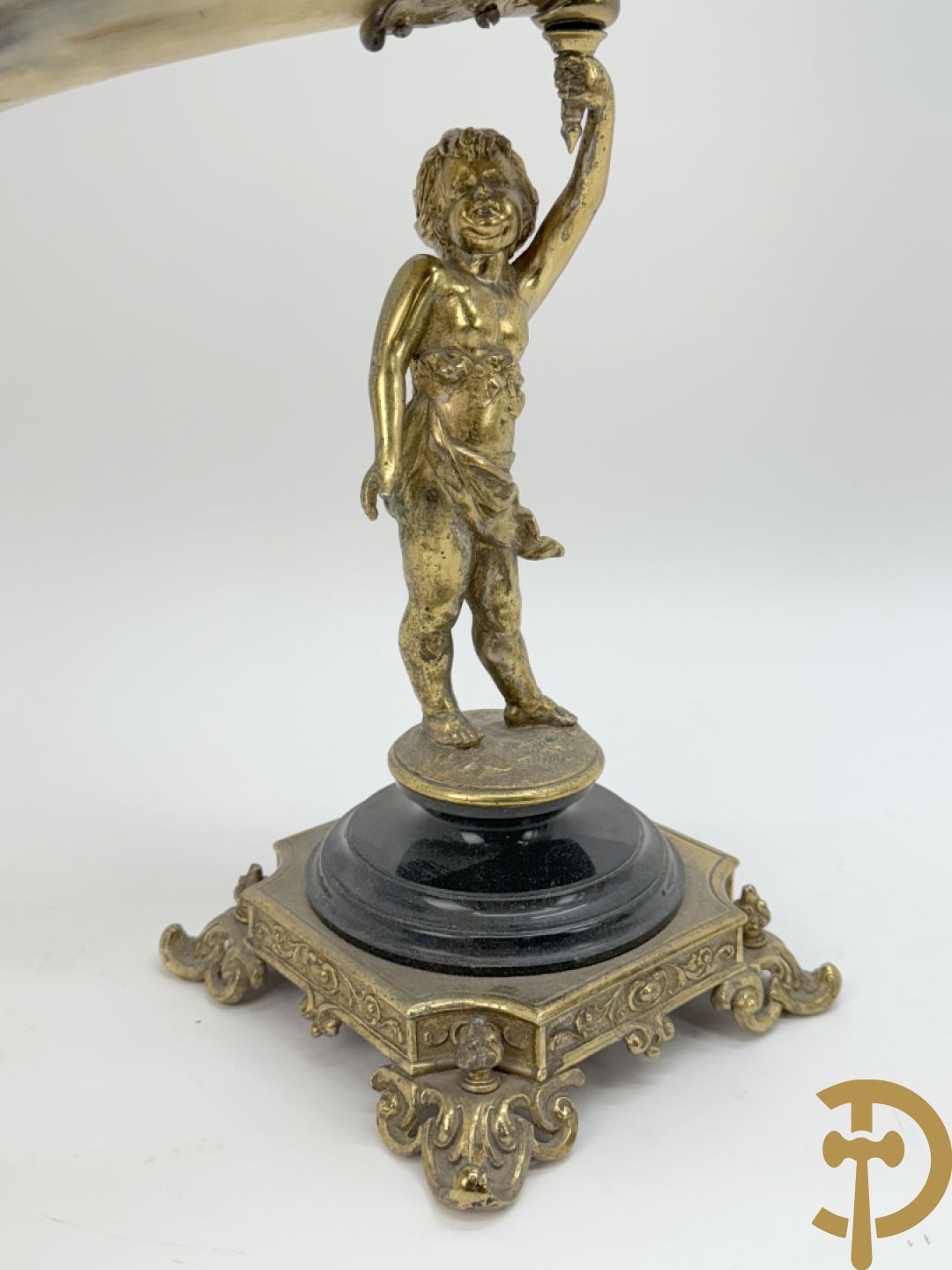 Hoorn met bronzen ornamenten gedragen door bronzen cupido