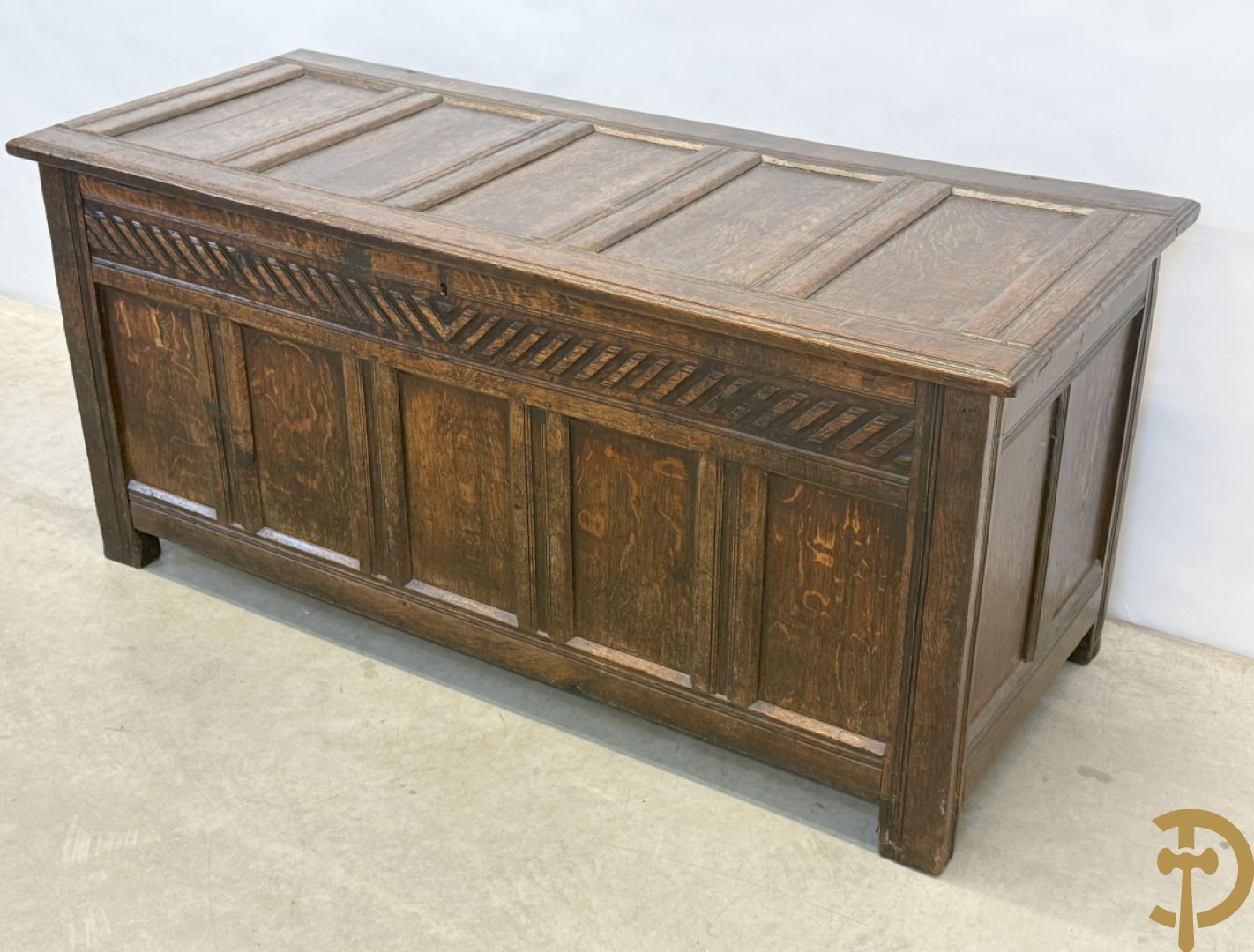 Massief eiken Engelse panelenkoffer, 18e