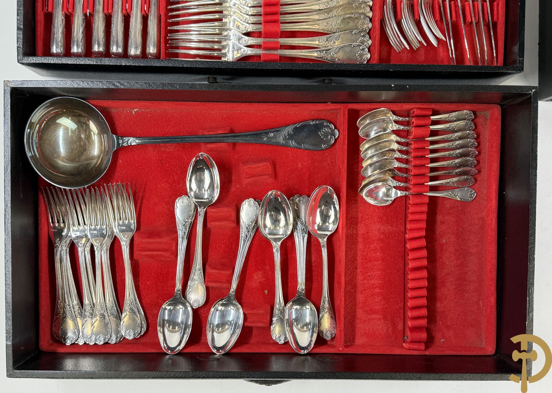 Verzilverd bestek Christoffle, model Marly bestaande uit 12 messen, 12 vorken, 12 lepels, 12 dessertvorken en 12 dessertlepels, 6 visvorken en 6 vismessen, 9 koffielepels en pollepel in schrijn