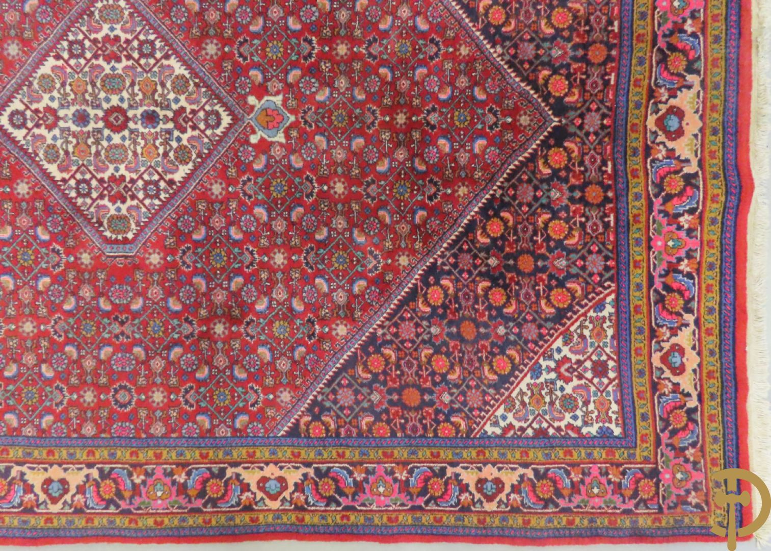 Oosters handgeknoopt tapijt met centraal decor