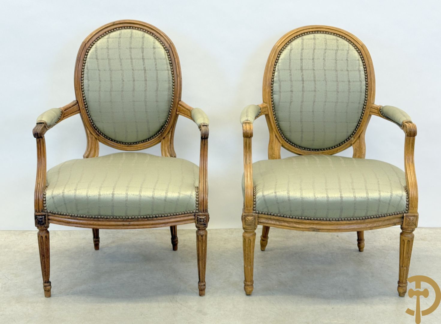 Paar Louis XVI stijl armzetels met ovale medaillon - op gecanneleerde poten