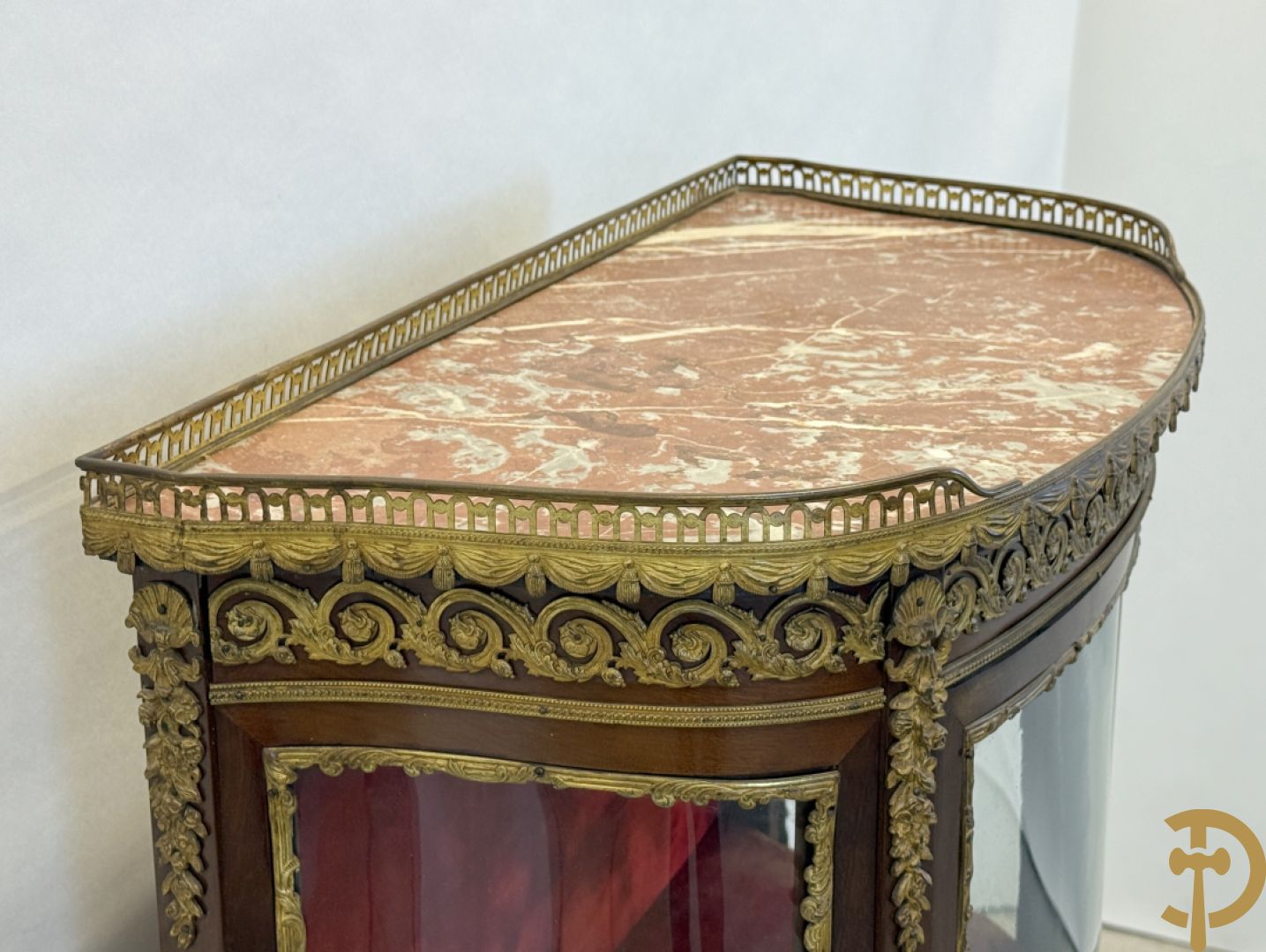 Notelaren vitrine bezet met bronsbeslag en gebogen ruitjes, bovenaan met marmeren blad