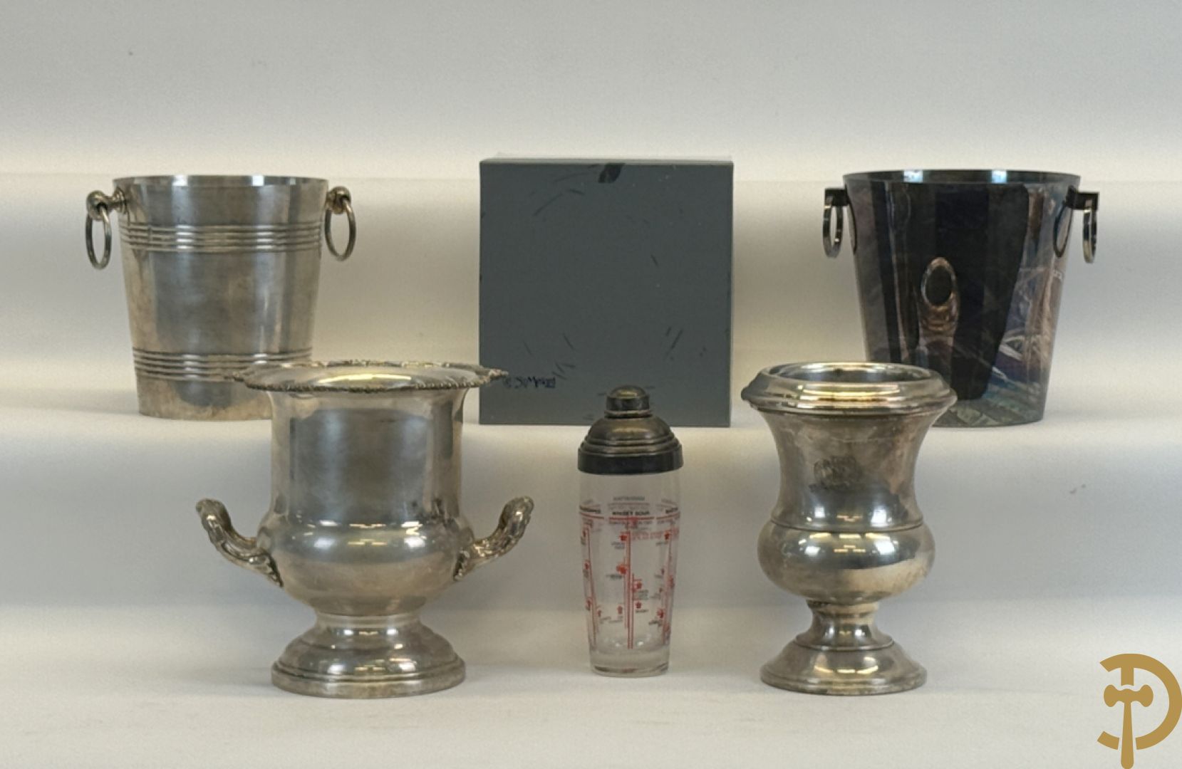 Verzilverde champagne emmer in doos, St.Médard + verzilverde champagne emmer H. Botte & Fils (bluts in voet) + verzilverde coupevormige champagne emmer Bohrman Franfurt gemerkt + verzilverde coupevormige champagne emmer met 2 oren en accanthusranken + verzilverde shaker