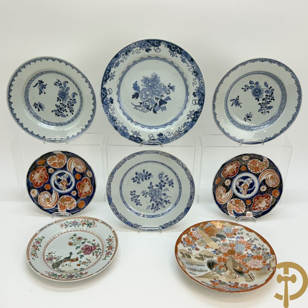 Vijf Chinese porseleinen bordjes met bloemendecor + 3 Japanse bordjes