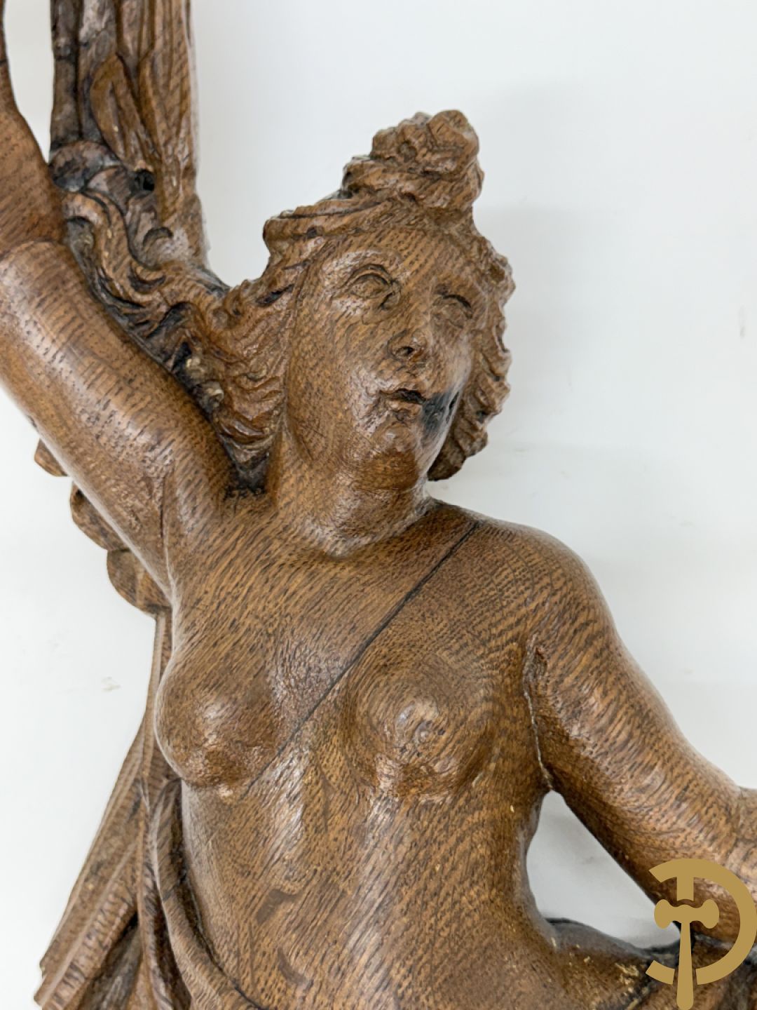 Paar houtgesculpteerde engelen als fragmenten uit een groter geheel
