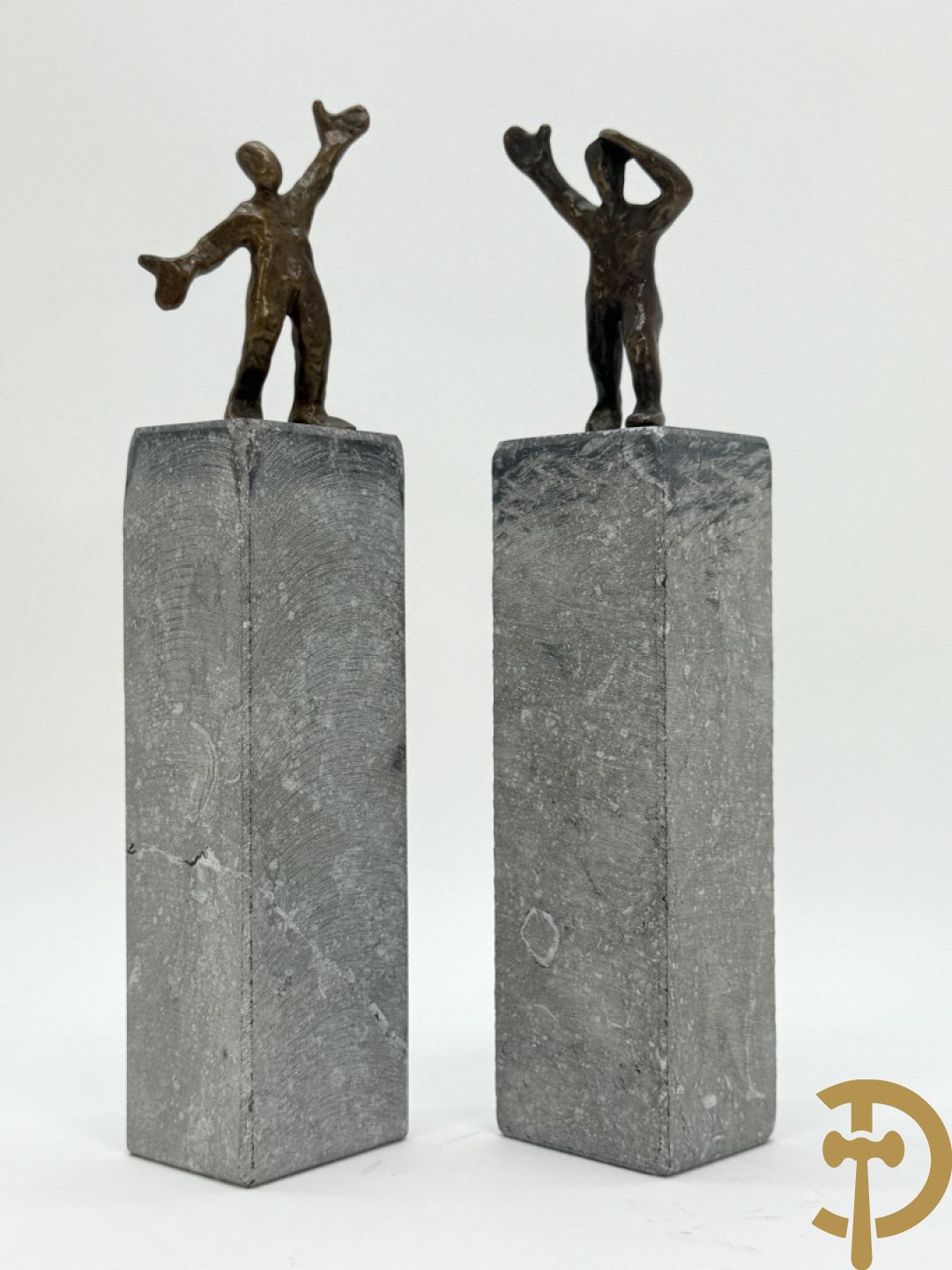 MEAN Fr. getekend (Francis) Paar bronzen sculpturen op arduinen sokkel
