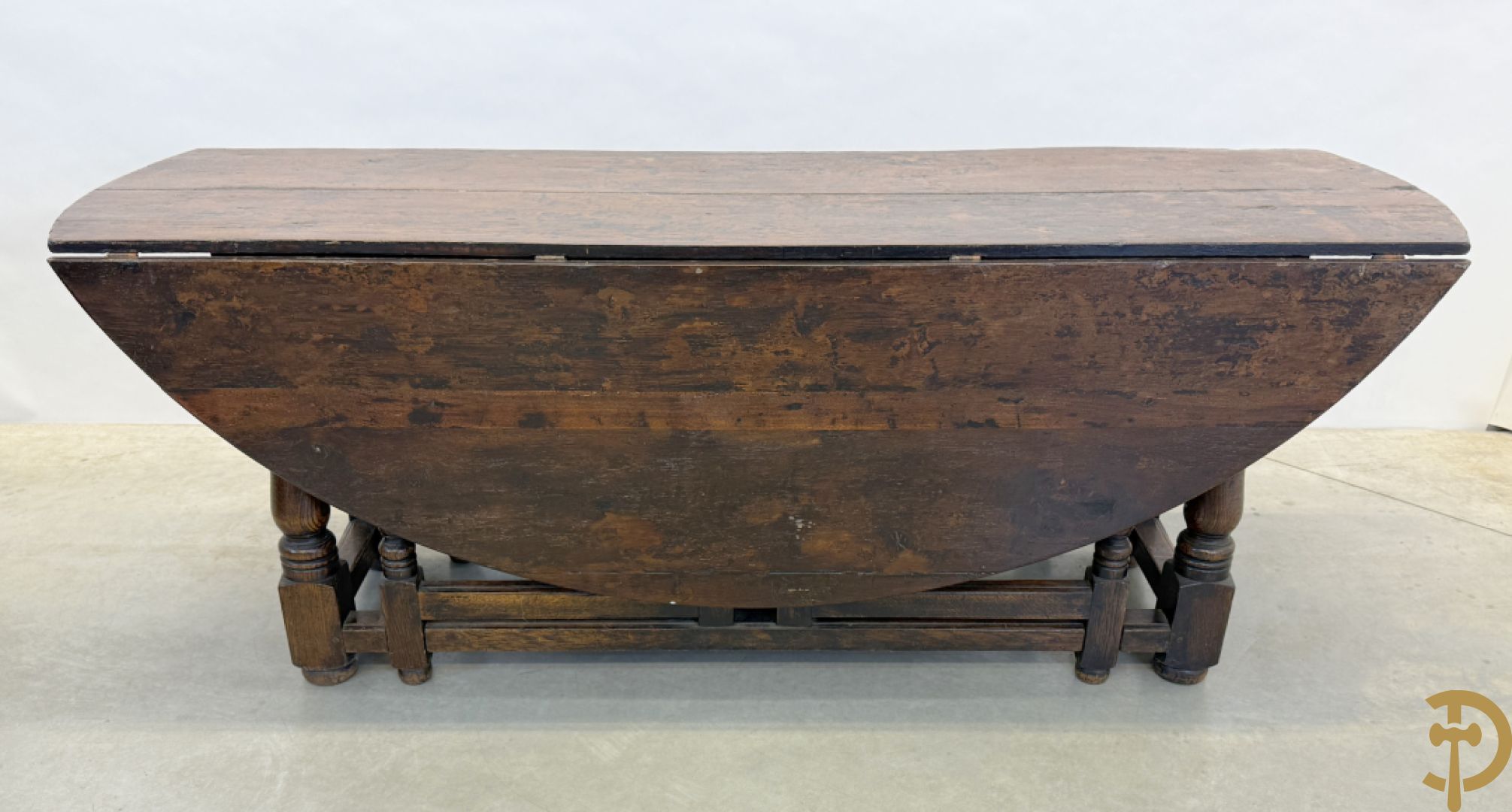Grote massief eiken openklapbare gatelegg tafel + 6 Engelse eiken stoelen met lederen zitting