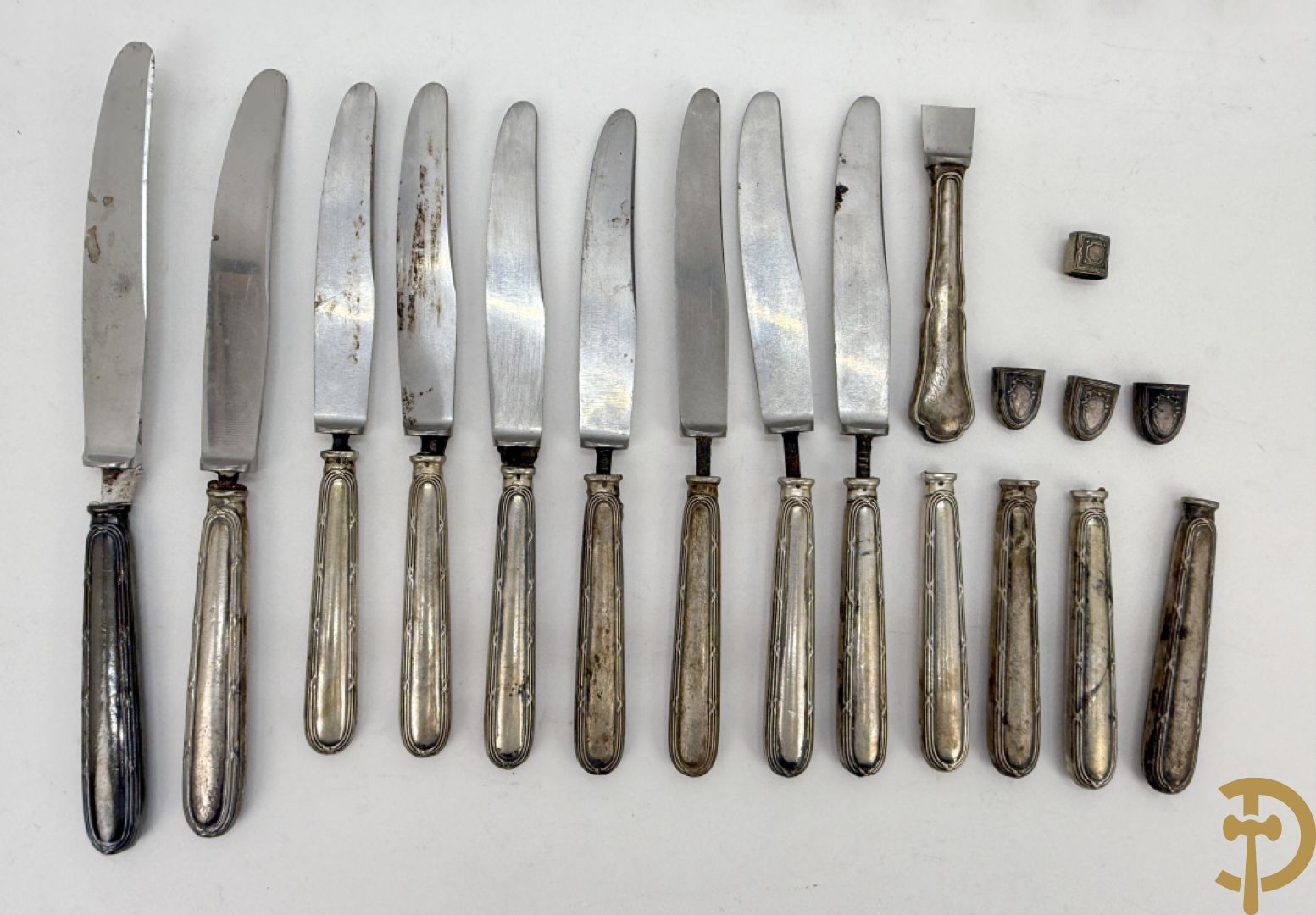 11 massief zilveren kleine lepels en 11 massief zilveren kleine vorken met bandes croisées, Delheid (813 gram) + messen met zilveren heft (na te zien)