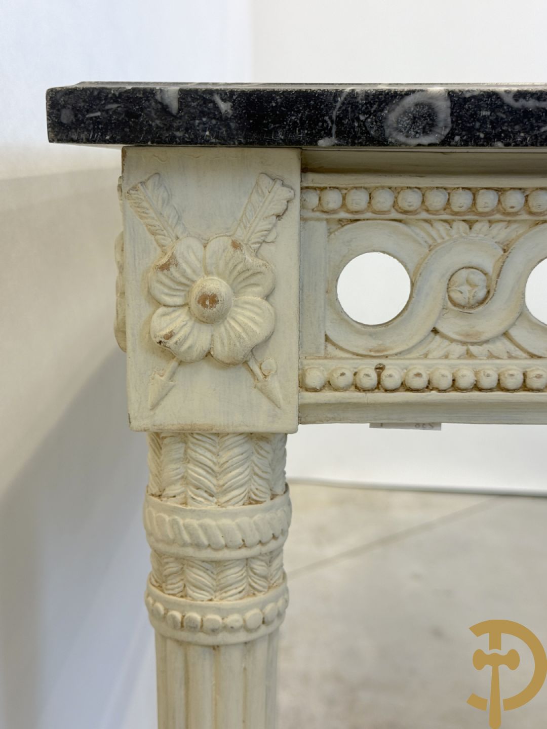 Houtgesculpteerde en gepolychromeerde Louis XVI console met grijs marmeren blad