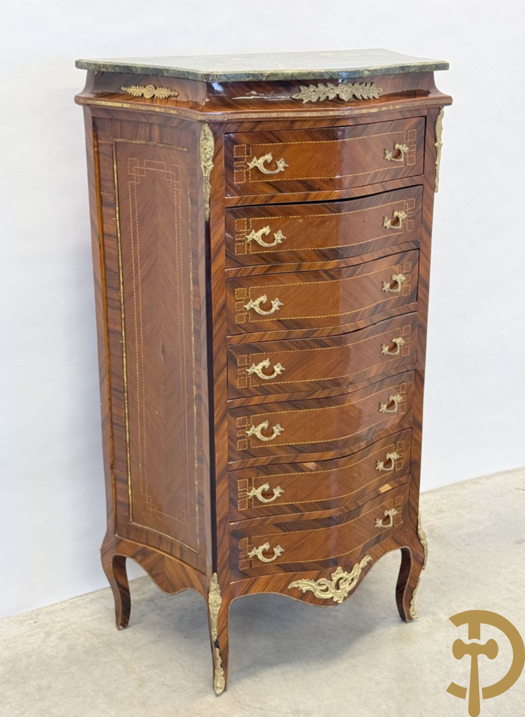 Notelaren gemarketteerde zevenladen kast met bronsbeslag, replica, jaren 