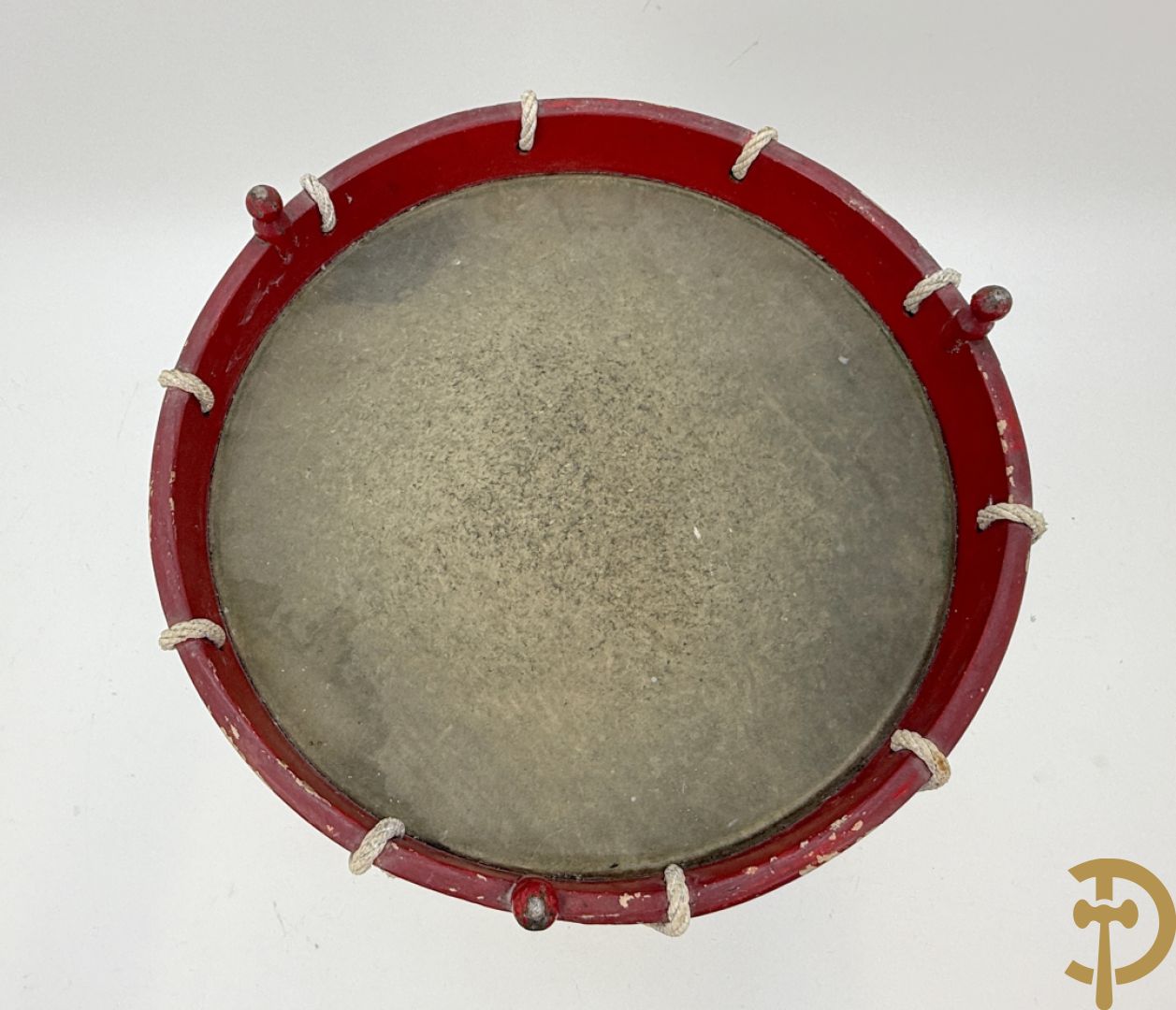 Antieke trommel met embleem van Malta Regiment, 1st. BN King