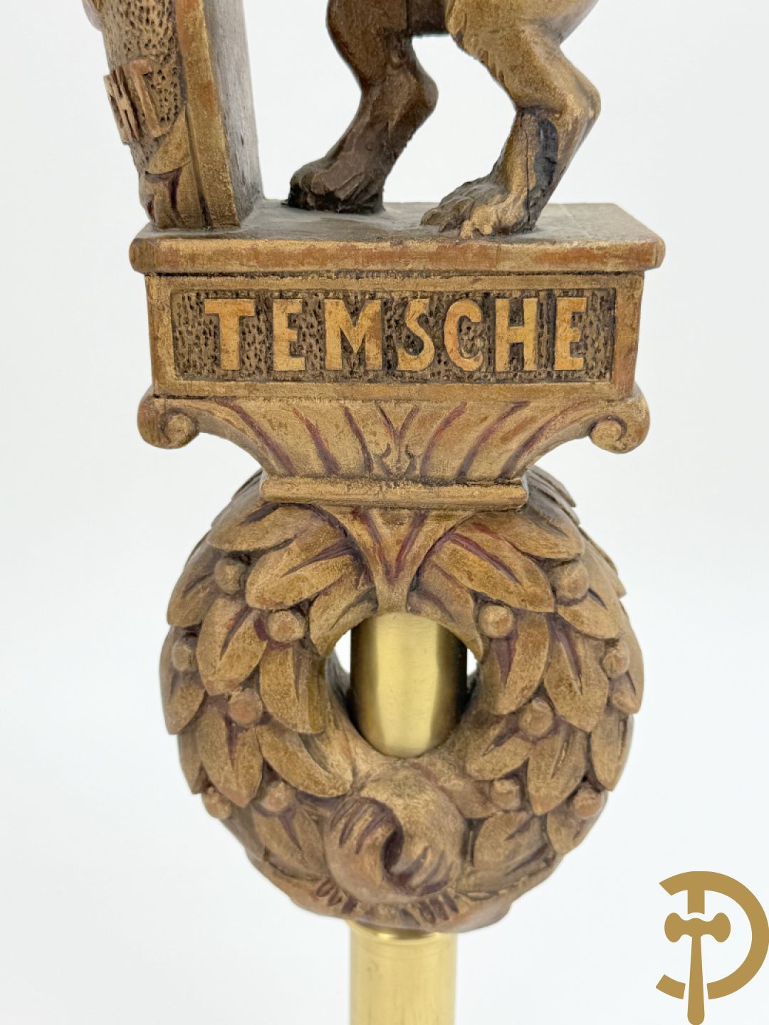 Houtgesculpteerde vlaggentop met Vlaamse leeuw 