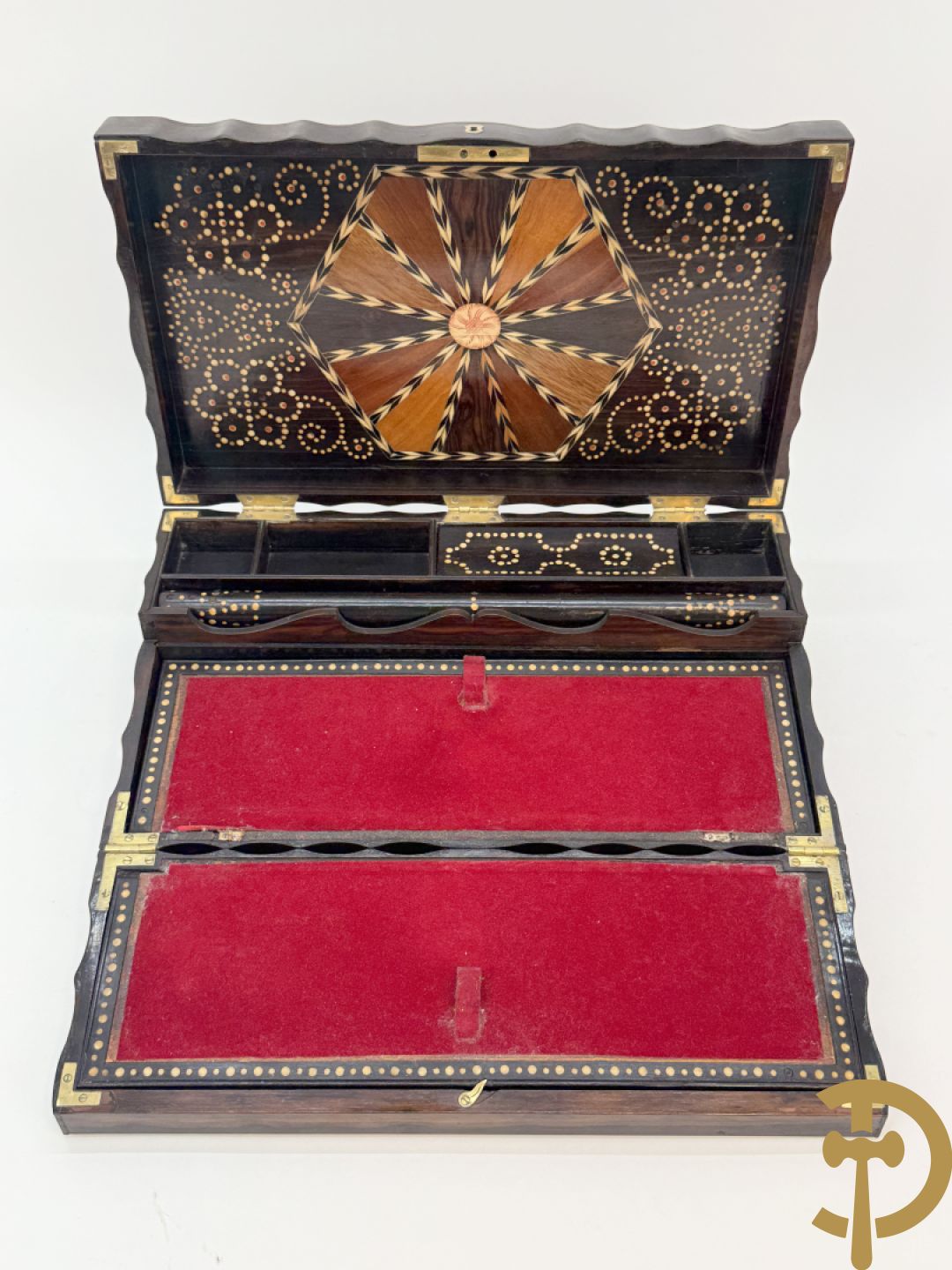 Openklapbare Indische schrijfbox in coromandel hout, binnenin met marketterie van exotische houtsoorten, met verborgen vakjes, 19e