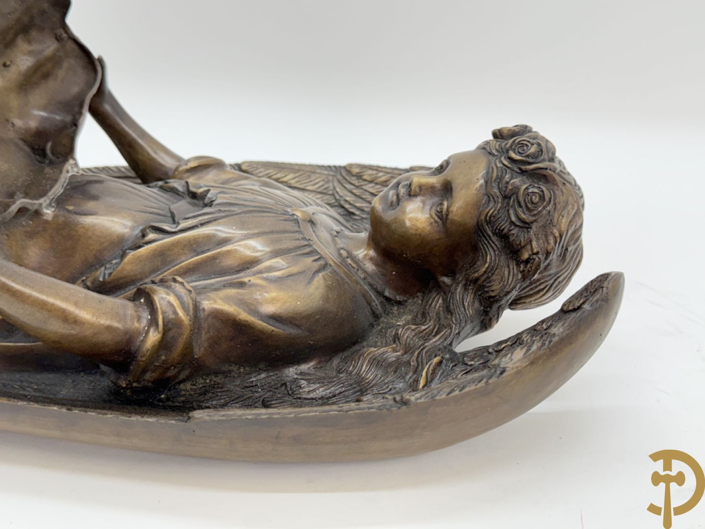Bronzen wijwatervat van een engel dragende een rocailleschelp