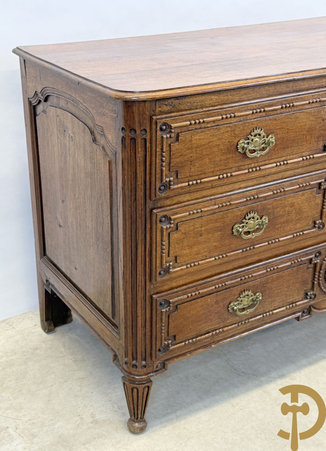 Massief eiken drieladencommode met afgeronde gecanneleerde stijlen, 19e