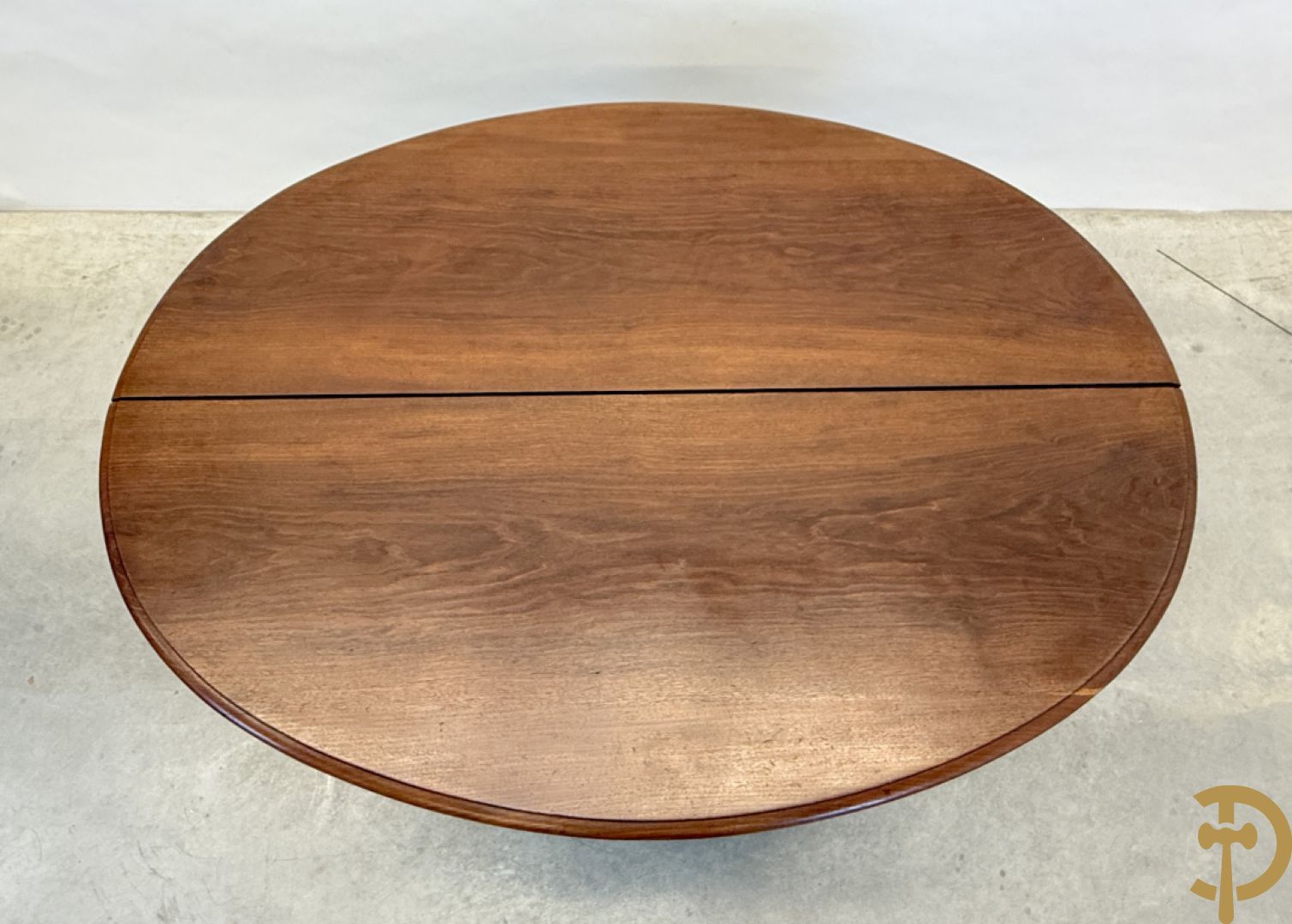 Massieve mahoniehouten Charles X tafel op 8 getorste en gespiegelde poten, midden 19e