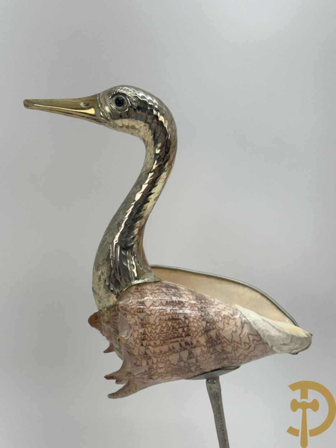 Kraanvogel in verzilverd metaal met romp gemaakt van rocailleschelp