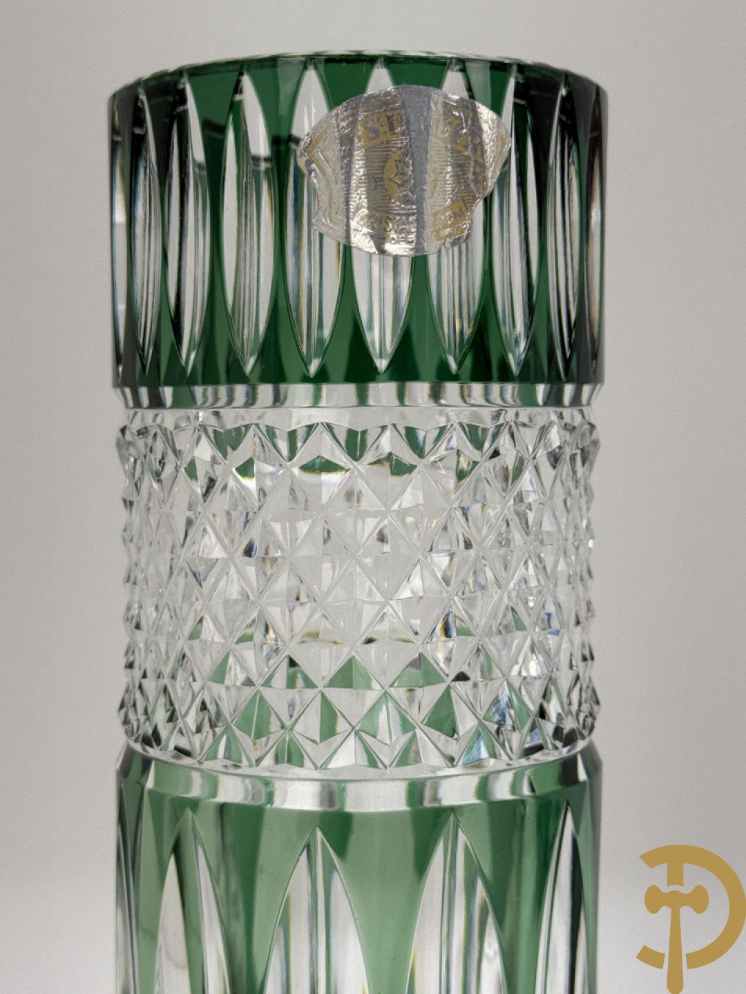 Mooi lot gekleurd Val Saint Lambert kristal bestaande uit 4 vazen, parfumstel (2 ledig), geslepen glas, coupe, onderzetters en 3 asbakken (14 stuks in het totaal)