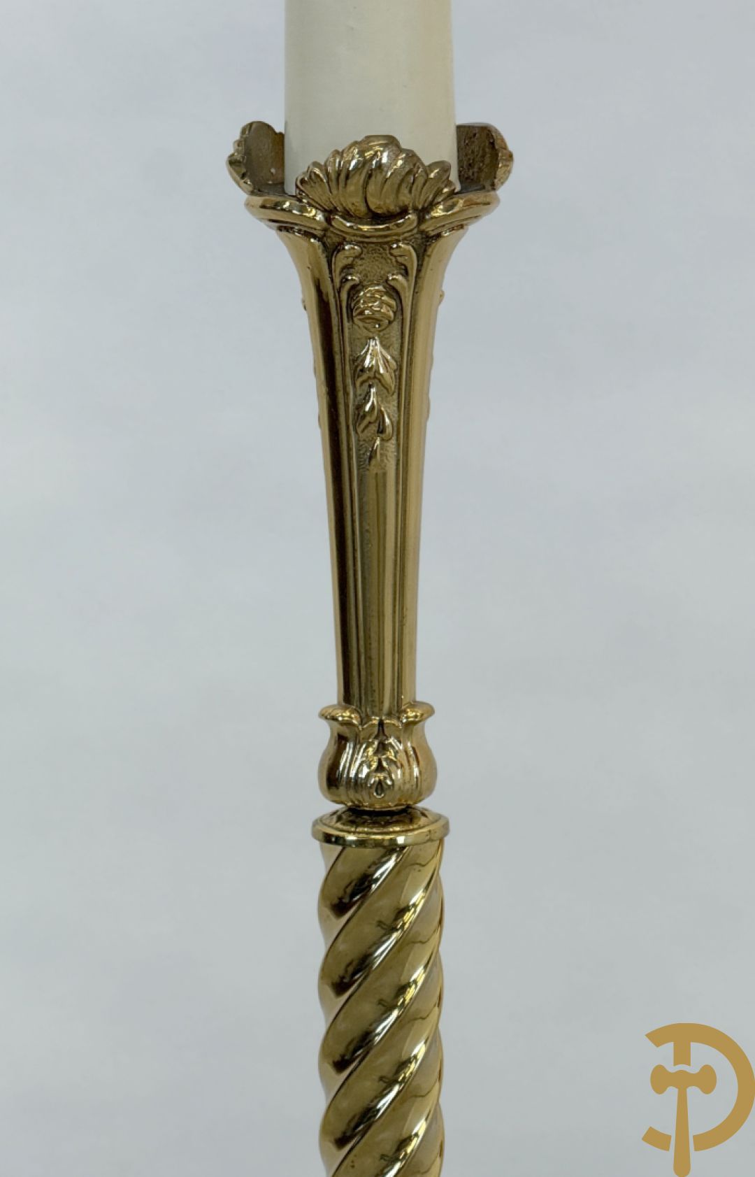 Bronzen staande koperen lampadaire op getorste voet + bronzen lampadaire op gecanneleerde voet