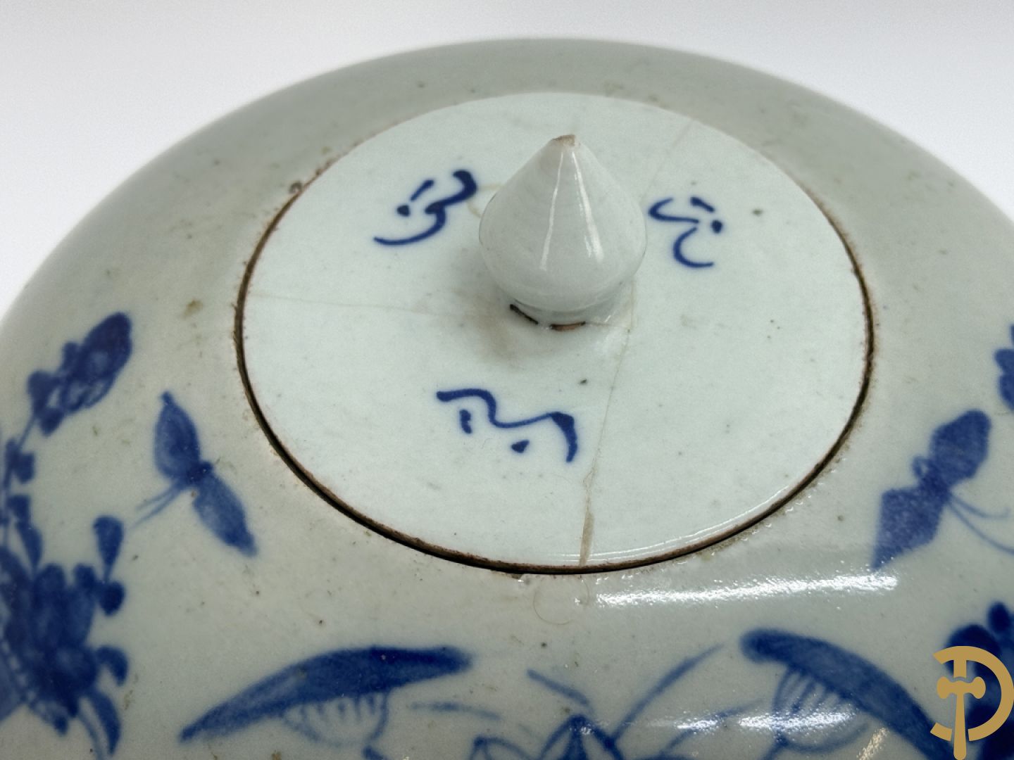 Twee Chinese porseleinen celadonvazen met blauw wit bloemen en vogeldecor + cachepot met vazendecor