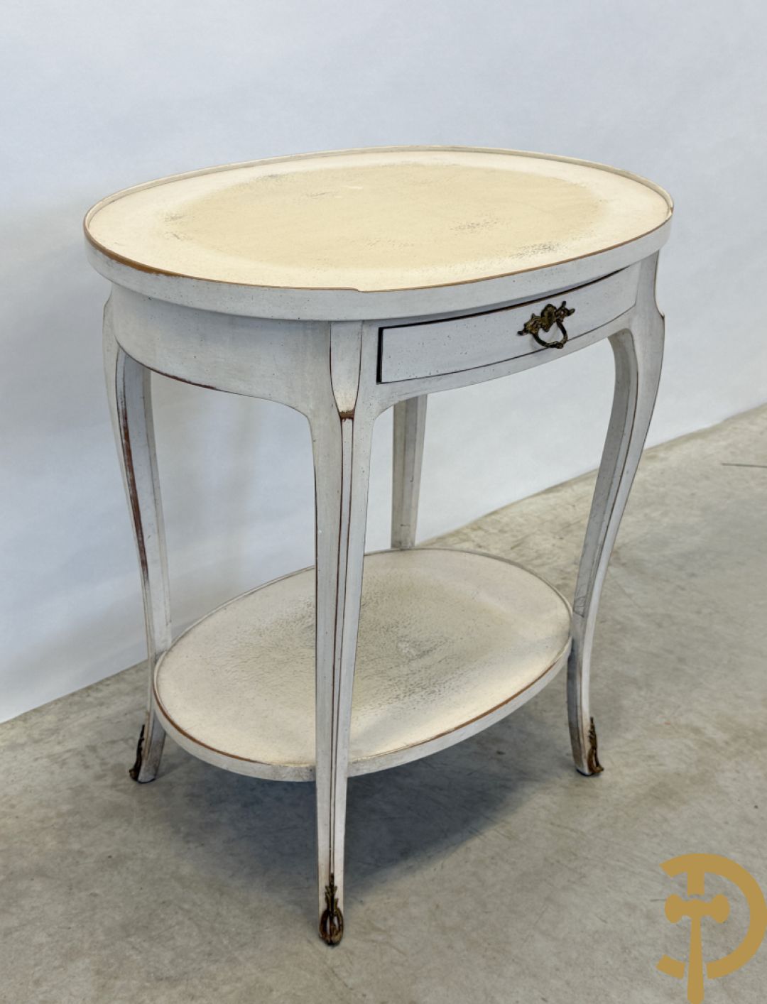 Paar wit gemonochromeerde bergères Louis XVI stijl + bijzettafeltje met lade op voluutvormige pootjes