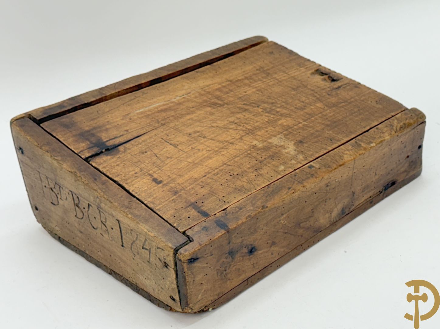Lot folklore w.o. antieke gemerkte (IBT BCR) houten muurdoos 1845, karner zonder stok, antieke houten veldfles (gourde) 19e + houten sculptuurtje