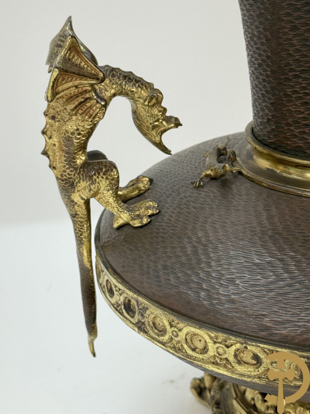 Koperen siervaas met bronzen ornamenten van hagedissen en draken