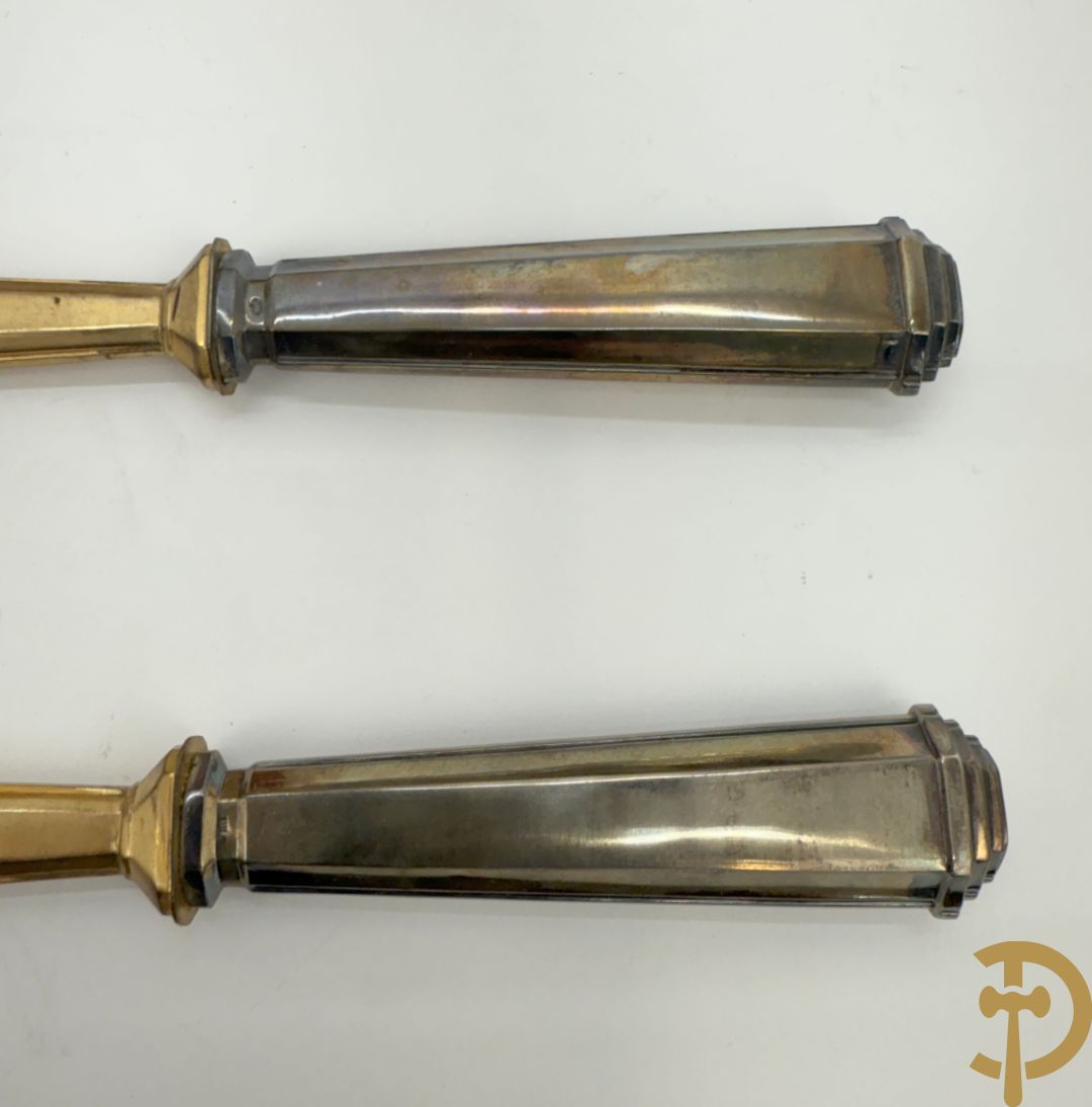 Wildbestek met zilveren handvaten en verguld lemmet bewerkt met gegraveerde bloemen + slacouvert met zilveren handvat en verguld schepgedeelte + slacouvert met zilveren heft en benen lepel