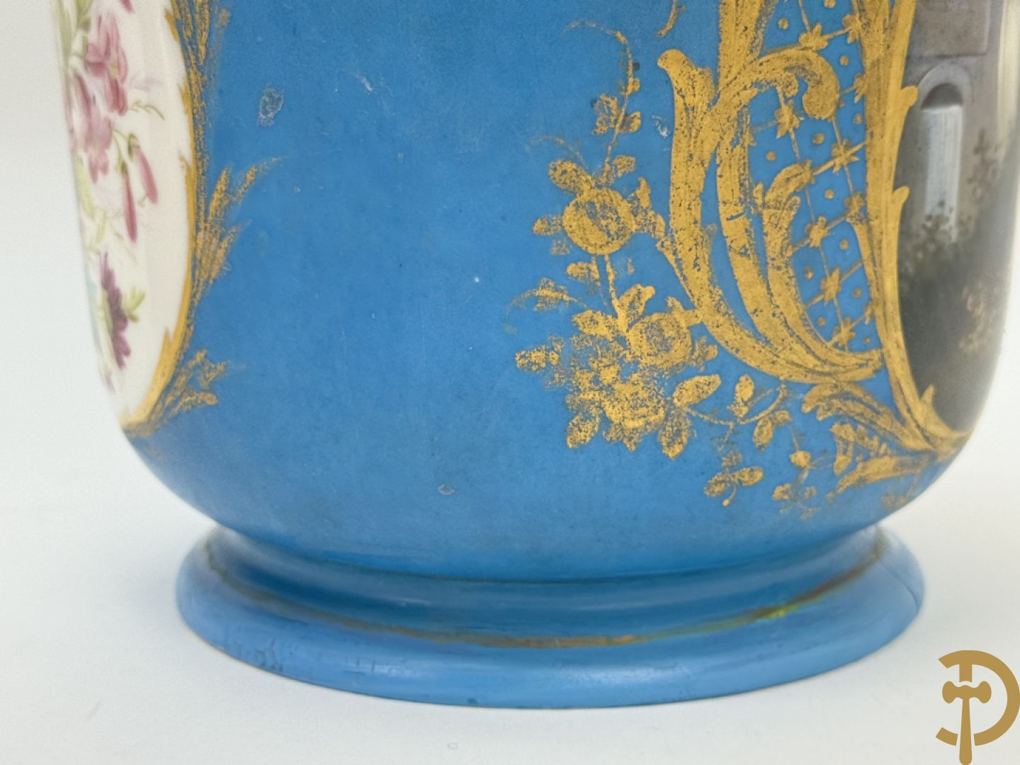 Sèvres cachepot met dubbel decor van handbeschilderde romantische dames en bloemendecor + cachepot in Frans porselein met bloemendecor gevat in bronzen houder + Limoges medici vaas met zwanehalzen