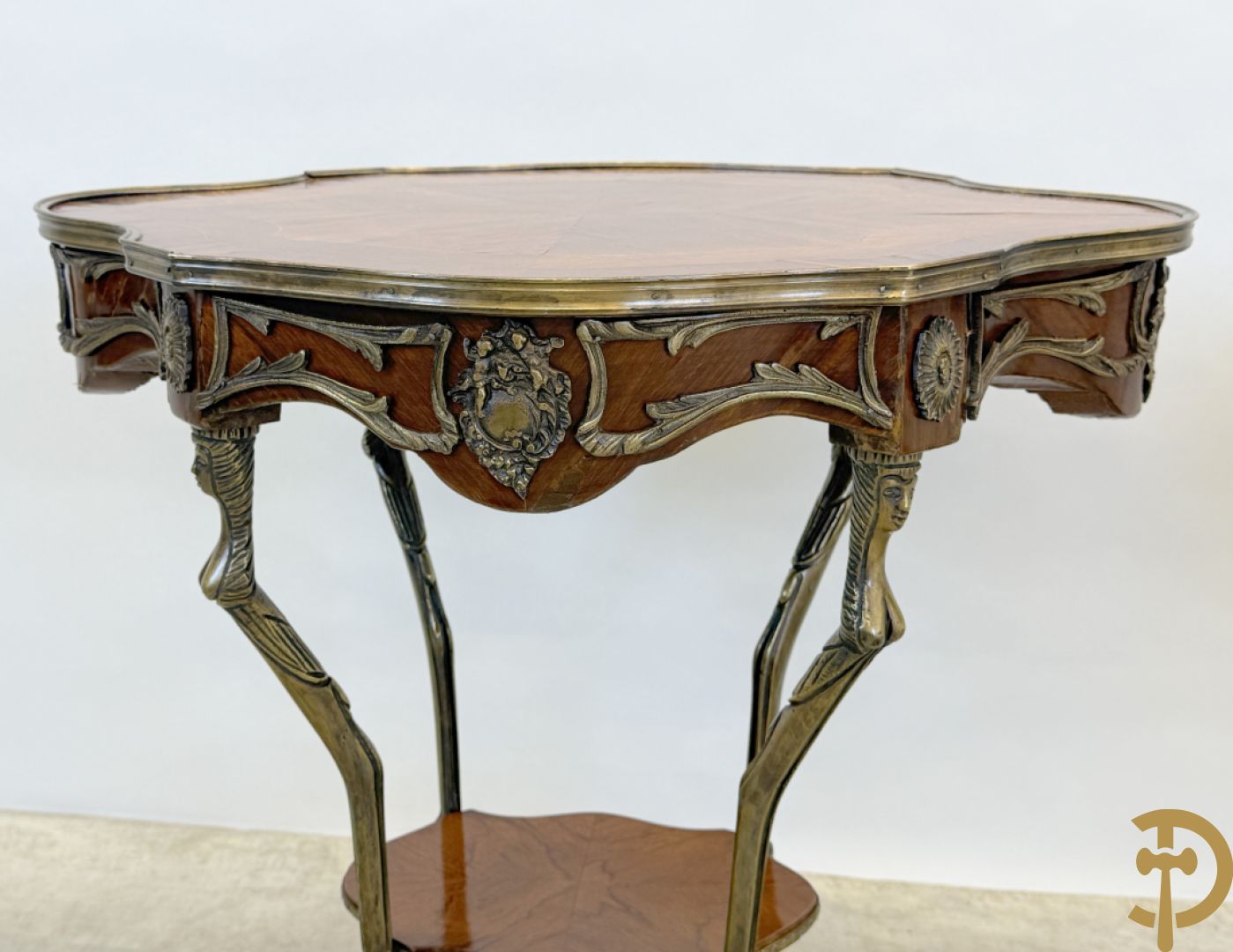 Paar mahoniehouten bijzettafels, Louis XV stijl, met bronzen ornamenten en bronzen bokkepoten - Replica