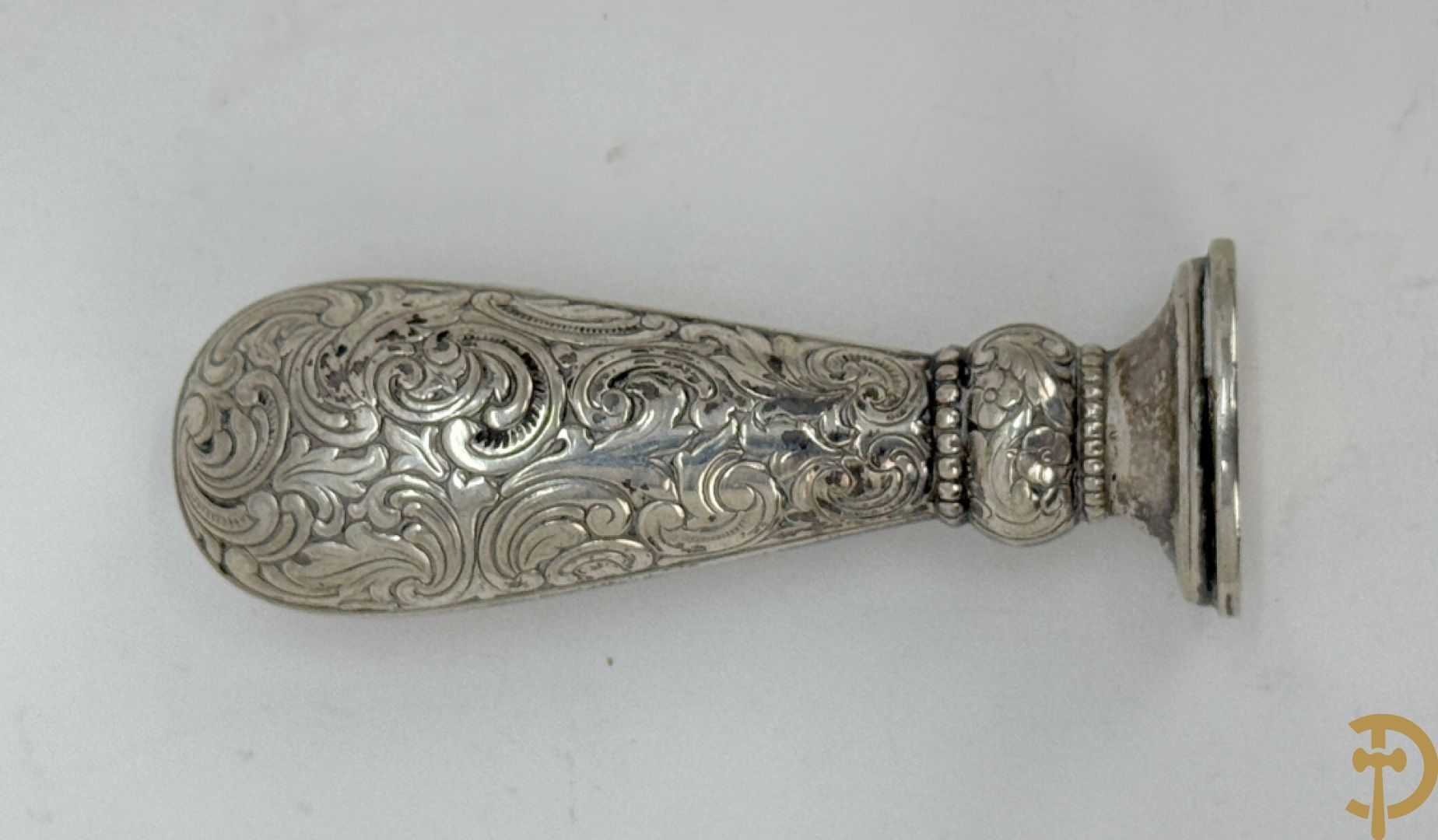 Massief zilveren schaaltje met Louis XV motieven, Delheid + bonbonnière met zilveren deksel + massief zilveren geajoureerd schaaltje + lakzegel met bewerkt handvat
