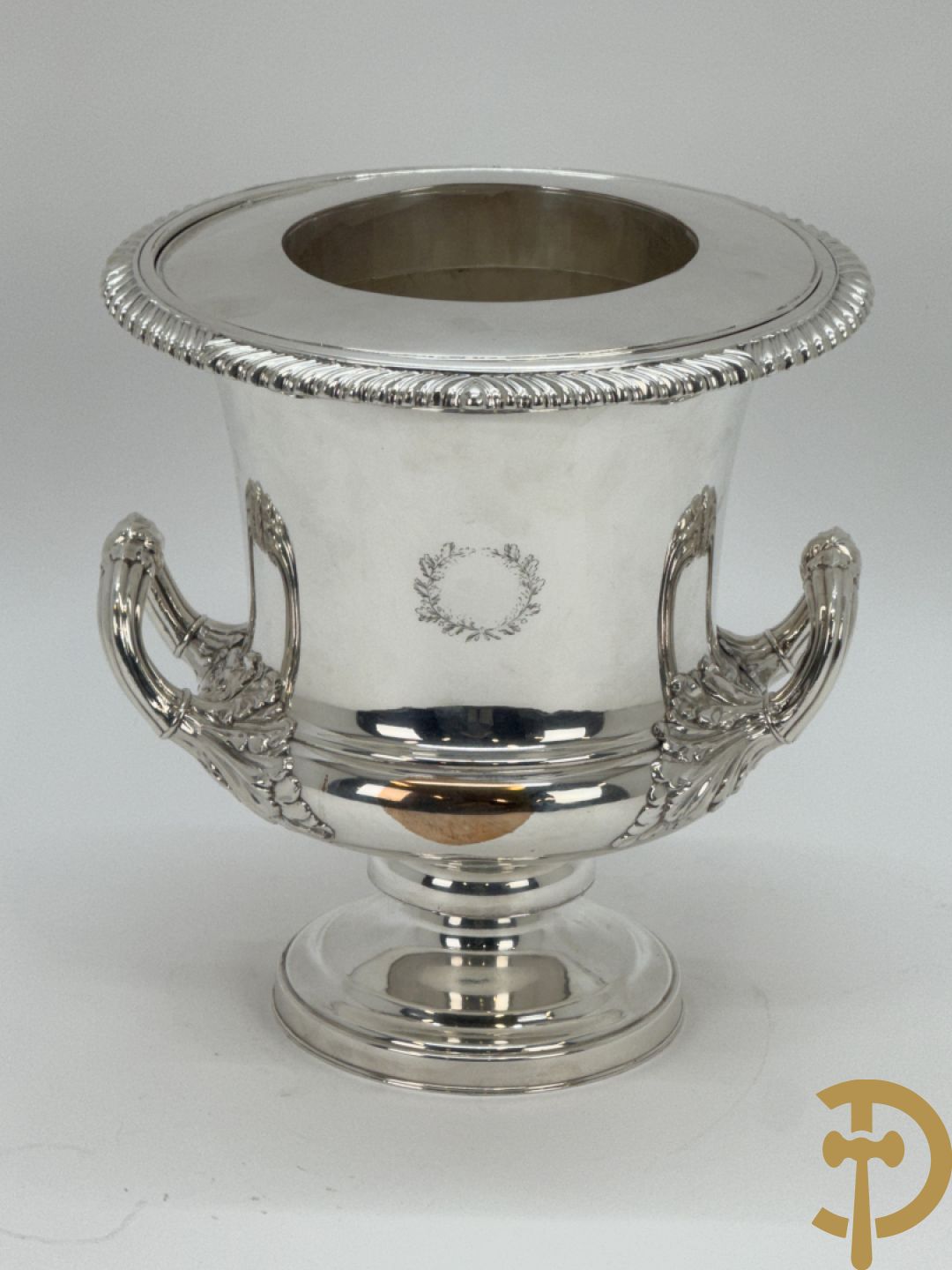 Verzilverde champagne emmer met 2 oren en embleem van larierkrans