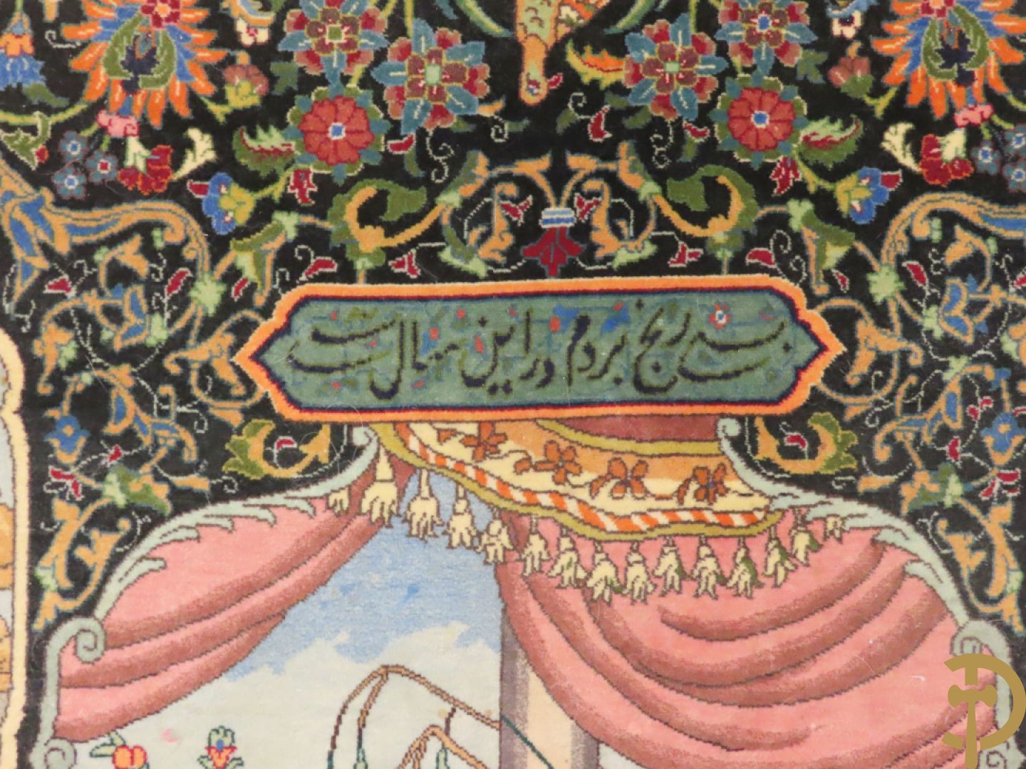 Oosters handgeknoopt tapijt Tabriz met figuratieve voorstelling, centraal met geanimeerde hofscène, omgeven door 4 hoekmedaillons met architecturale afbeeldingen - onderaan en bovenaan getekend