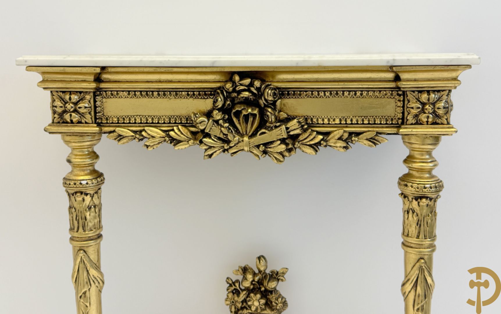 Vergulde console met Louis XVI motieven en amfoor  + vergulde spiegel met Louis XVI motieven