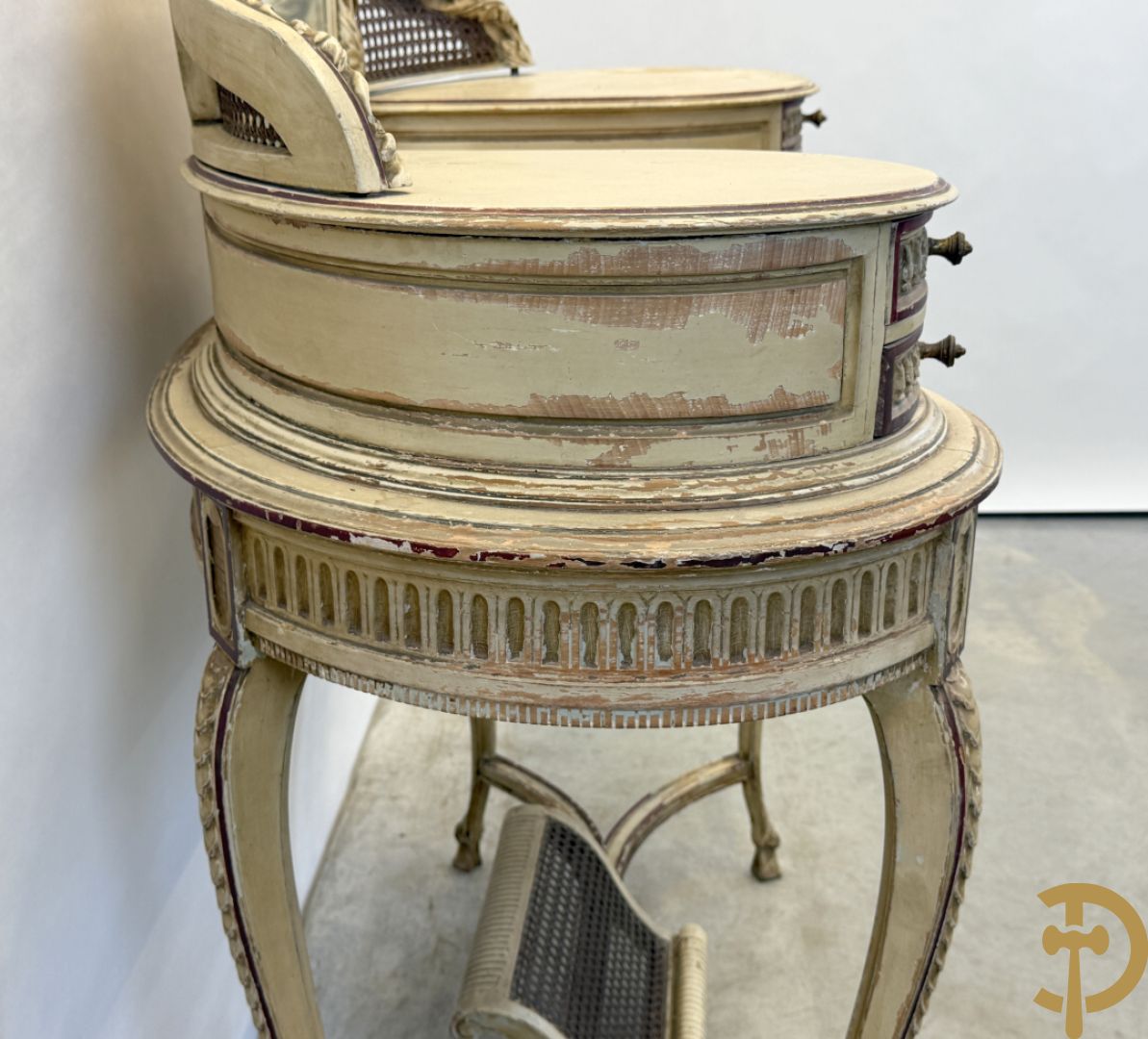 Gepatineerde damesopschiktafel met 5 lades en ovale spiegel, Louis XVI stijl