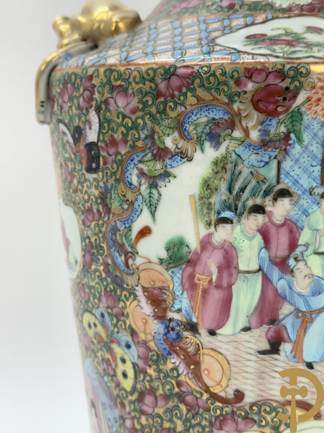 Paar Chinese porseleinen famille rose Kanton vazen met geanimeerd decor en zijdelings met fo honden