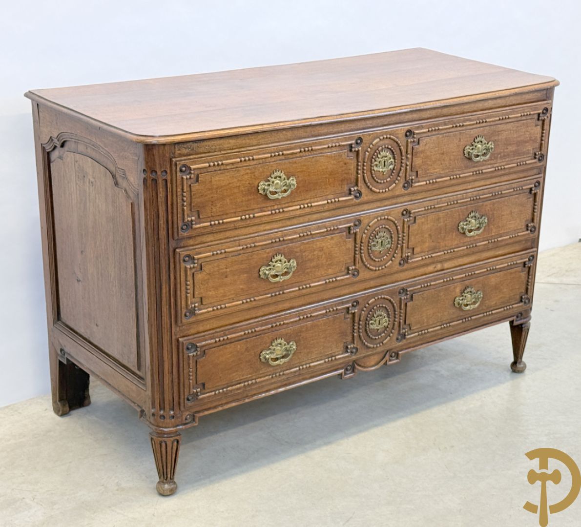 Massief eiken drieladencommode met afgeronde gecanneleerde stijlen, 19e