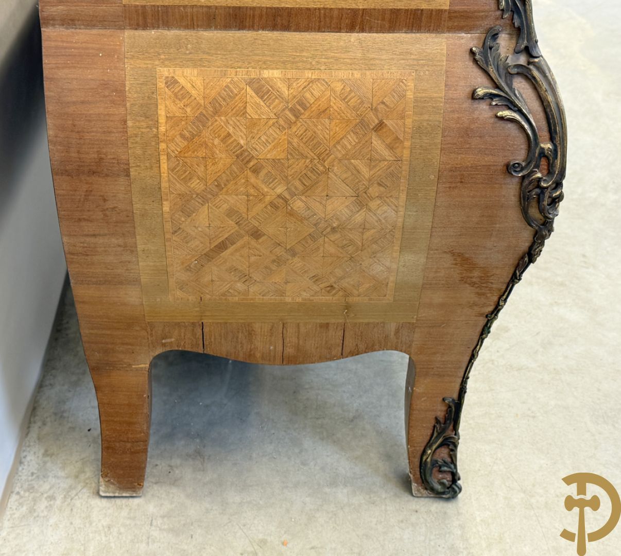 Notelaren gemarketteerde en gegalbeerde drieladencommode bezet met bronsbeslag en geaderd marmeren blad