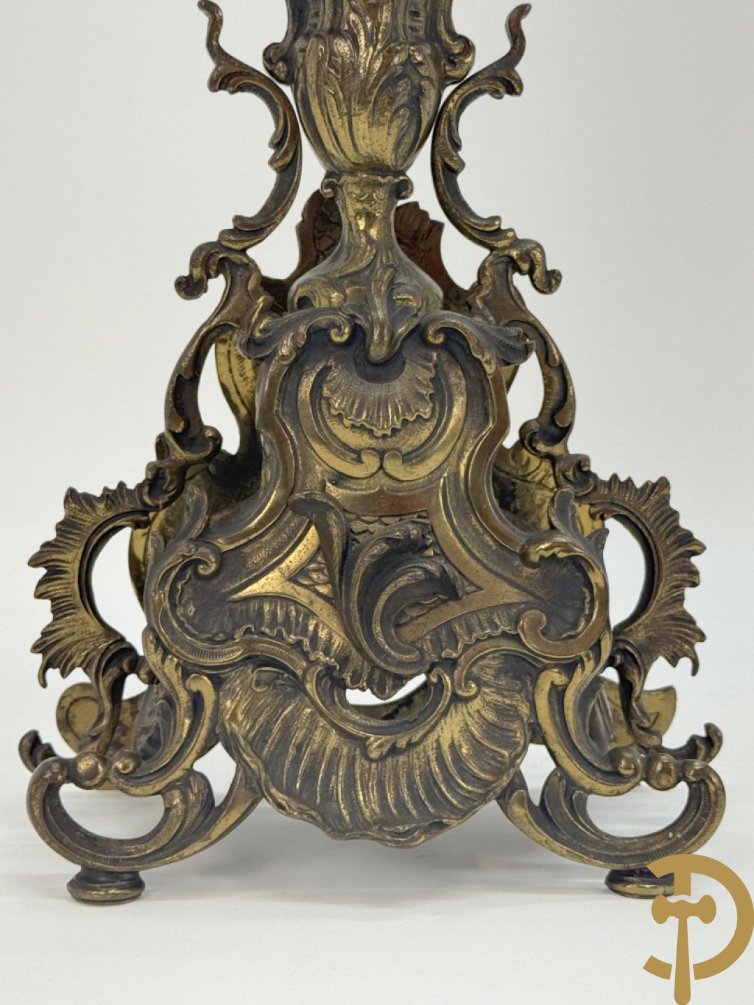 Driedelige koperen garnituur bestaande uit middenstuk bezet met amfoor en paar kandelaars , Louis XV stijl
