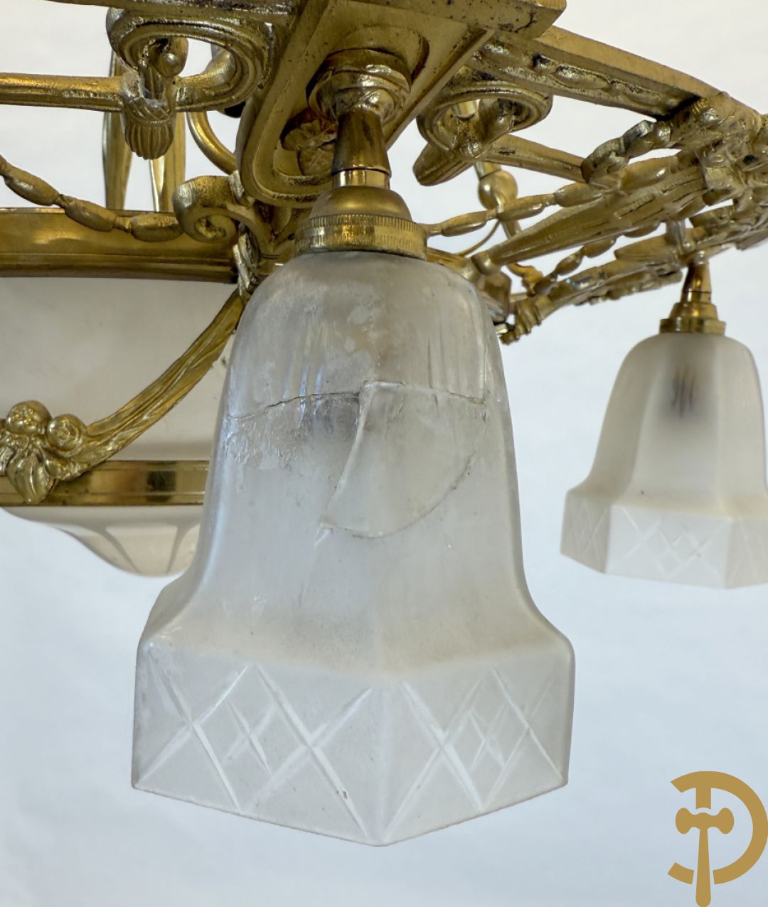 Bronzen zesarmige Art Deco luchter met centrale coupe