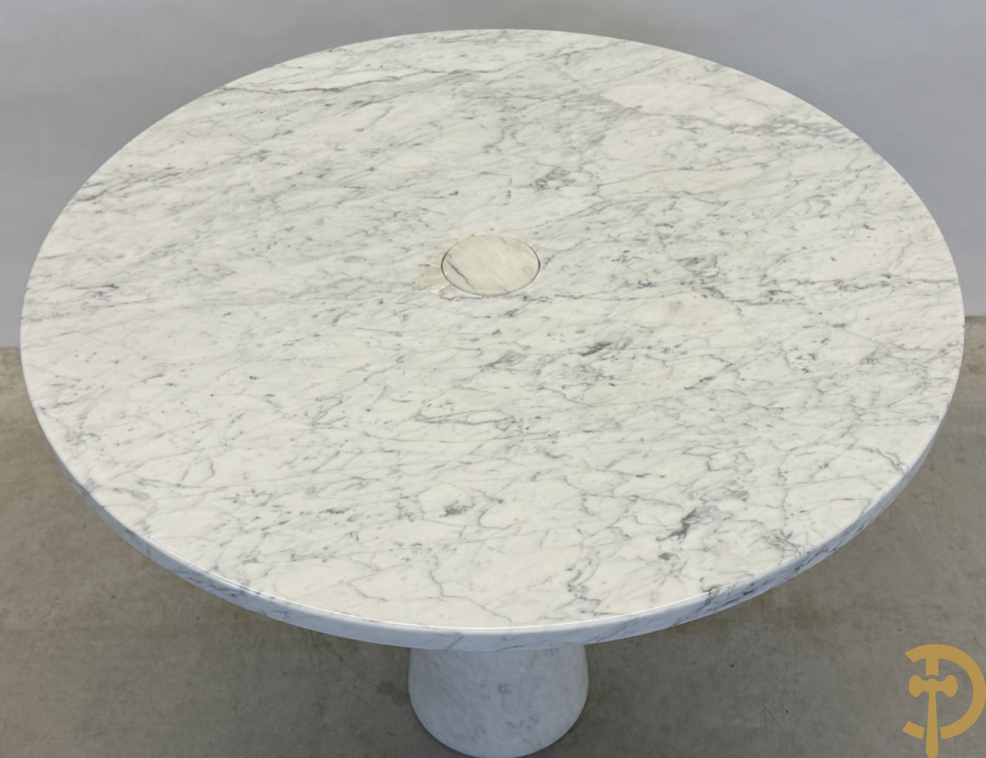 Italiaanse cararamarmeren designtafel op centrale konische voet, ontworpen door Angelo Mangiarotti, jaren 
