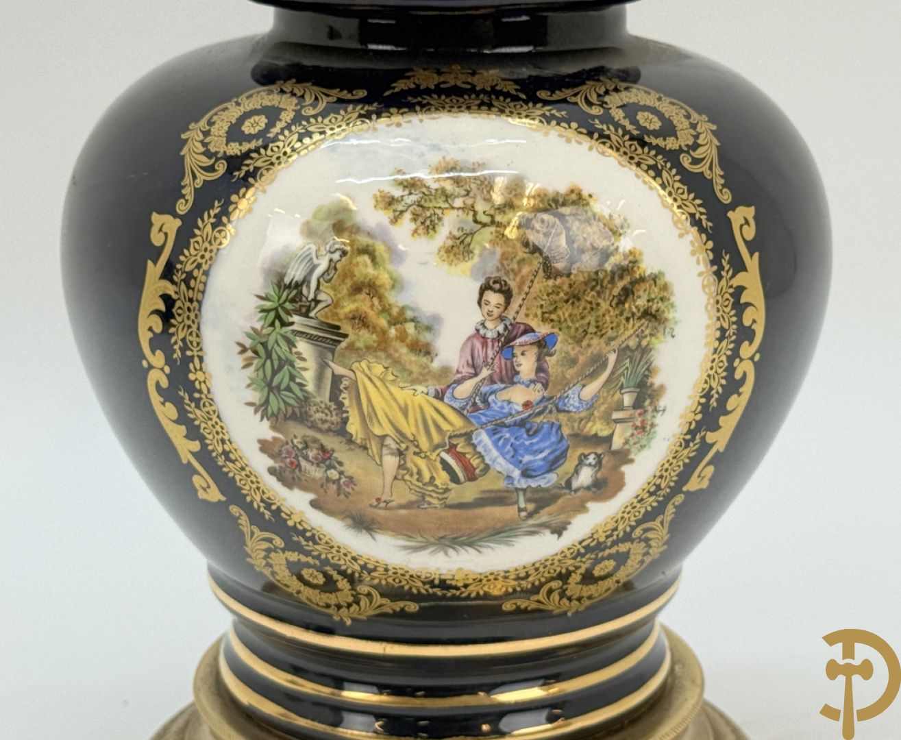 Sèvres stijl dekselpotiche met koperen ornamenten en romantisch decor + lampadaire in Sèvres stijl met romantisch decor