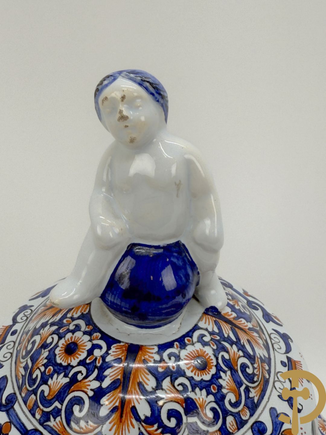 Dekselpotiche in geglazuurde keramiek, Rouan, onderaan gemerkt MD/E (Masse-Frères te Dèvres), bewerkt met cherubijnenkopjes opzij, rond 1900