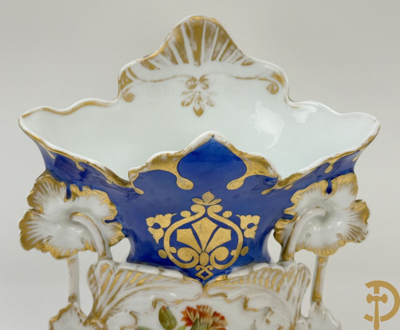 Paar Vieux Paris cornetvazen met handbeschilderd bloemendecor + Vieux Paris cornetvaas met decor van elegante dame