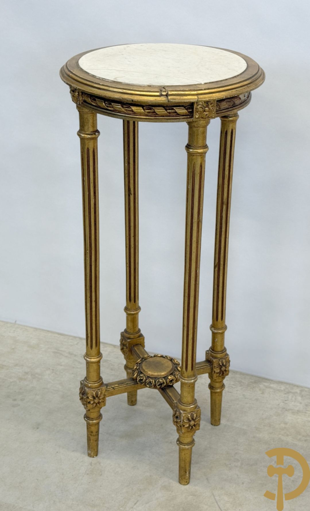 Vergulde sokkel met marmeren blad op 4 gecanneleerde poten + gemonochromeerde Louis XVI sokkel + sokkel Louis XVI stijl op gecanneleerde poten
