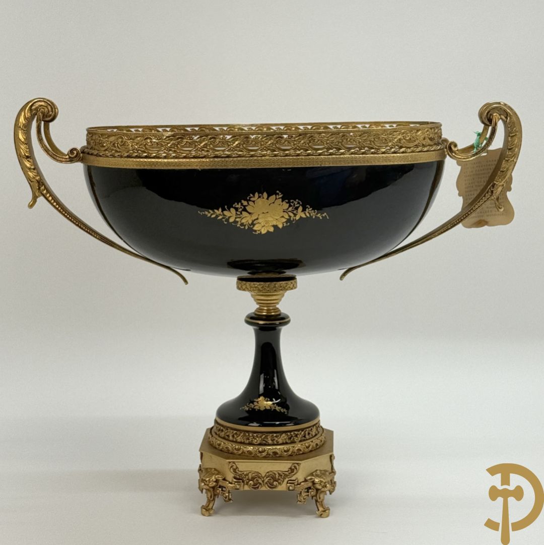 Coupe in kobaltblauw porselein met romantische geanimeerde scène, Rons E. getekend, Limoges France