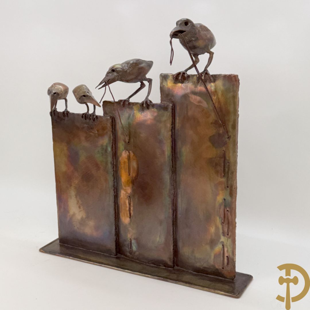 BEL J. getekend (Belaen Jean Pierre) Bronssculptuur met 4 vogels op schutting
